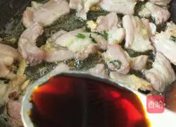 Illustration of how to stir-fry pork ribs and garlic sprouts 8