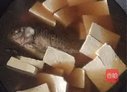 Illustration of how to make crucian carp stewed with tofu and vermicelli 6