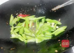 Illustration of how to stir-fry shrimps with celery 9