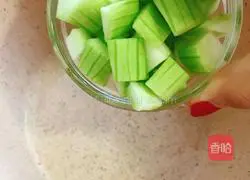 Illustration of how to make dragon fruit fried rice 10