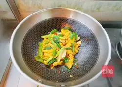 Illustration of how to make scrambled eggs with soybean paste 9