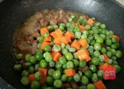 Illustration of how to make peas and beef cubes 10