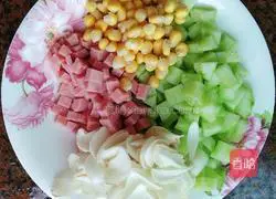Illustration of how to make lily, cucumber, corn and ham pellets 2