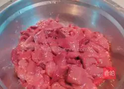 Illustration of how to stir-fry pork liver with garlic sprouts 1