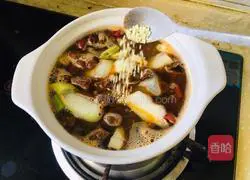 Illustration of how to make braised beef brisket and stewed winter melon in a casserole 8