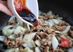 Illustration of how to make fried pork slices with cumin and onion 8