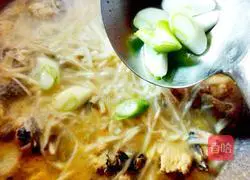 Clear soup Illustration of how to make sour bamboo shoot chicken 11