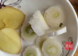 Illustration of how to make fried pork slices with fungus 3