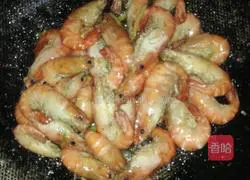 Illustration of how to make salt and pepper big head shrimp 2