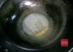 Illustration of how to make scrambled eggs with tomatoes and black fungus 7