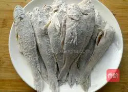 Illustration of how to make fried small yellow croaker 3