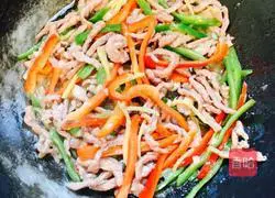 Illustration of how to make shredded green pepper and pork 2