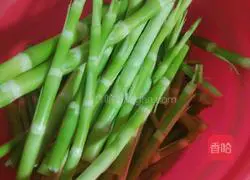 Illustration of how to cook wild bamboo shoots with fried meat 1