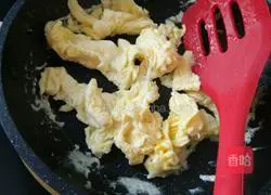 Illustration of how to make fried onions and eggs 2
