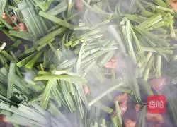 Illustration of how to make stir-fried pork with leeks 11