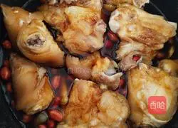 Illustration of how to make peanut and pig trotters in rice cooker 3