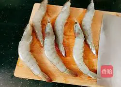 Illustration of how to cook loofah and stir-fried vannamei prawns 5