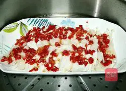 Illustration of how to steam three delicacies with chopped peppers (scallops, tofu and enoki mushrooms) 5