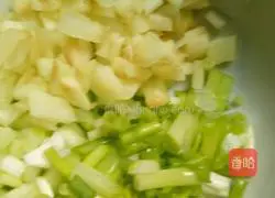 Illustration of how to stir-fry bitter melon with shredded pork 3