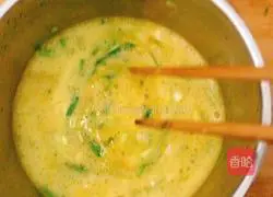 Illustration of how to make scrambled eggs with wild onions 3