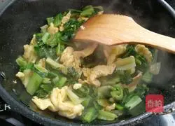 Illustration of how to make scrambled eggs with lettuce and vegetables 9