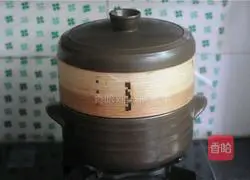 Illustration of how to steam crucian carp in perilla casserole 6