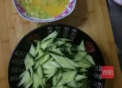 Illustration of how to make cucumber and scrambled eggs 4