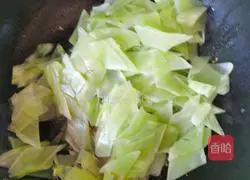 Illustration of how to make fried meat slices with lettuce 8