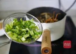 Illustration of how to cook hairy crabs with green onion meat segments 8