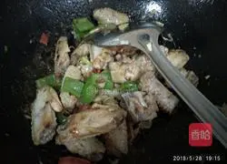 Illustration of how to stew chicken and pork ribs with potatoes and carrots 12