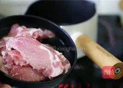 Illustration of how to cook hairy crabs with green onion meat segments 2