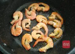 Illustration of how to make shrimp and cucumber strips 8