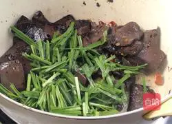Illustration of how to stir-fry pig blood with leeks 8