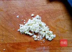 Illustration of how to steam Pleurotus eryngii with fermented bean curd and wing roots 4