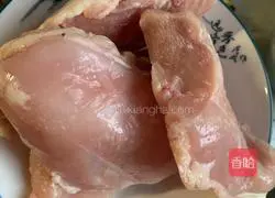 Illustration of making diced chicken in sauce 2