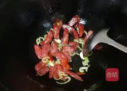Illustration of how to stir-fry sausage with garlic moss 5
