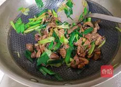 Illustration of how to stir-fry pork heart and kidney with garlic sprouts 13