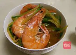 Illustration of how to stew prawns with shredded radish 5