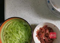 Illustration of how to make stir-fried meat with lettuce 1