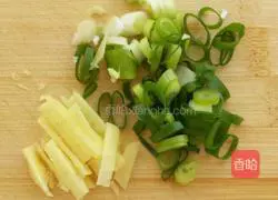 Illustration of how to stir-fry pork ribs and garlic sprouts 2