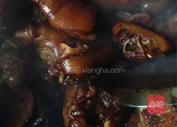 Soybean stewed pig trotters recipe 6