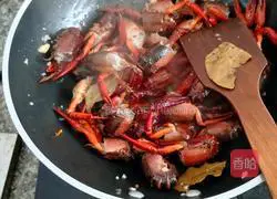 Illustration of how to make spicy crayfish with lotus root 4