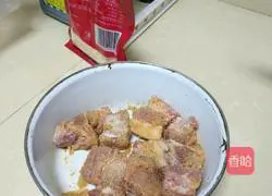 Illustration of how to make steamed potato and taro ribs 1