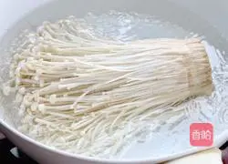 Illustration of how to make pan-fried bacon enoki mushroom rolls 2