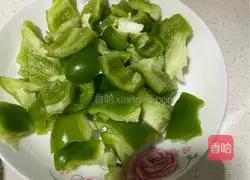 Illustration of how to make fried eggs with peppers, shrimps and eggs 1