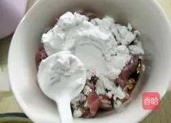 Simple stir-fry Illustration of how to make shredded radish and celery meat slices 2