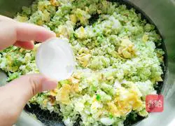 Illustration of how to make broccoli and egg fried rice 10