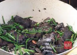 Illustration of how to stir-fry pig blood with leeks 9