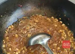 Illustration of how ants climb a tree 11