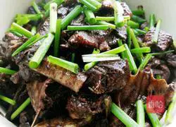 Illustration of how to make vinegar-blooded duck 10